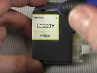 De achtekant van Brother LC223 tm LC229 kan dan ook eenvoudig los gehaald worden